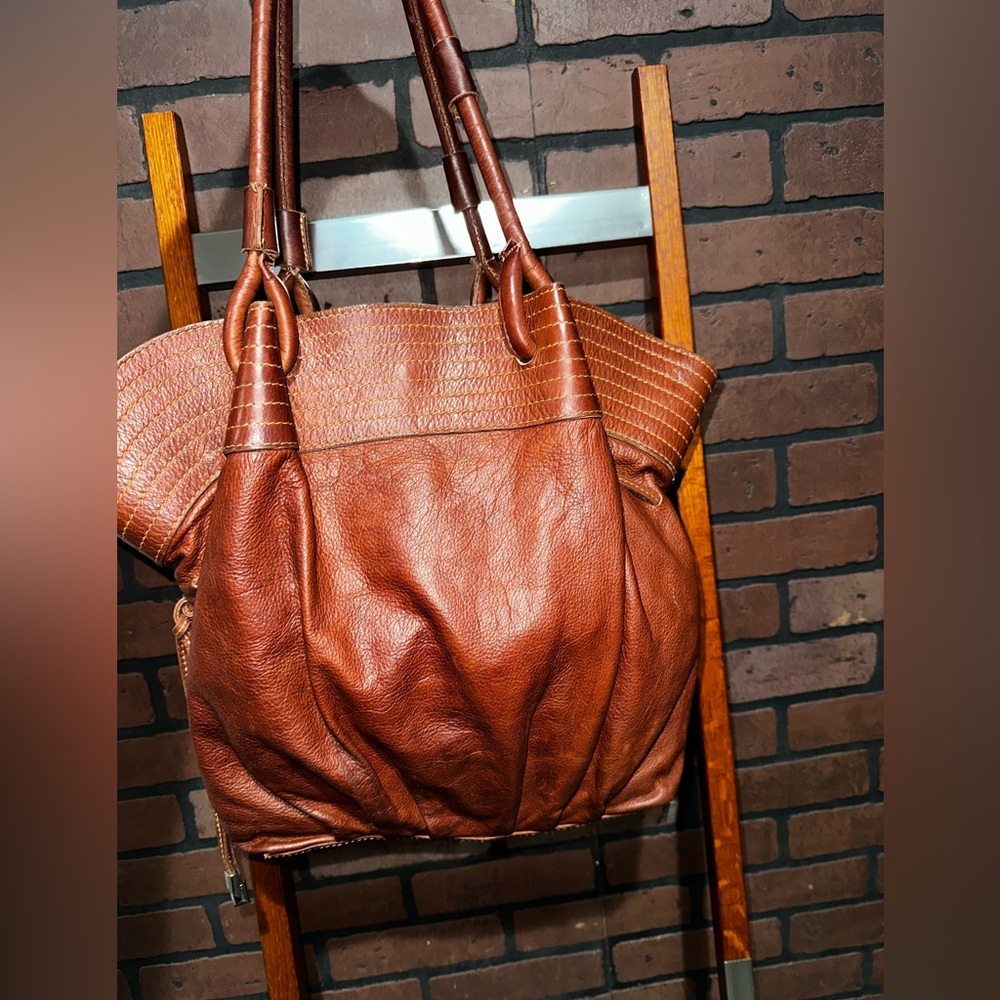 Elegant Brown Leather Shoulder Bag - Picture 2 of 9